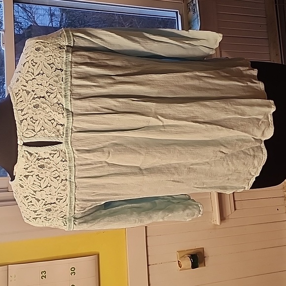 Westport women's size medium blouse with beautiful lace at shoulders - Picture 3 of 5